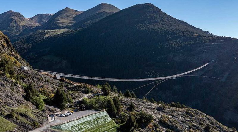 Andorra opent 603 meter lange hangbrug op 1.875 meter hoogte.